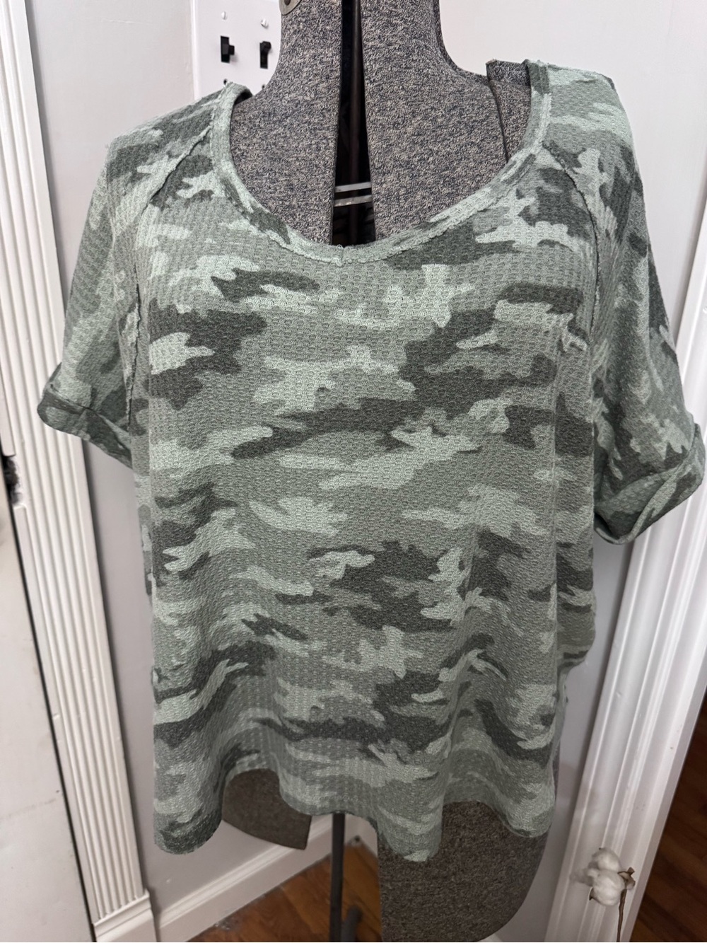 Women’s Sandy & Sid Waffle Pattern Camouflage Knit Top Medium